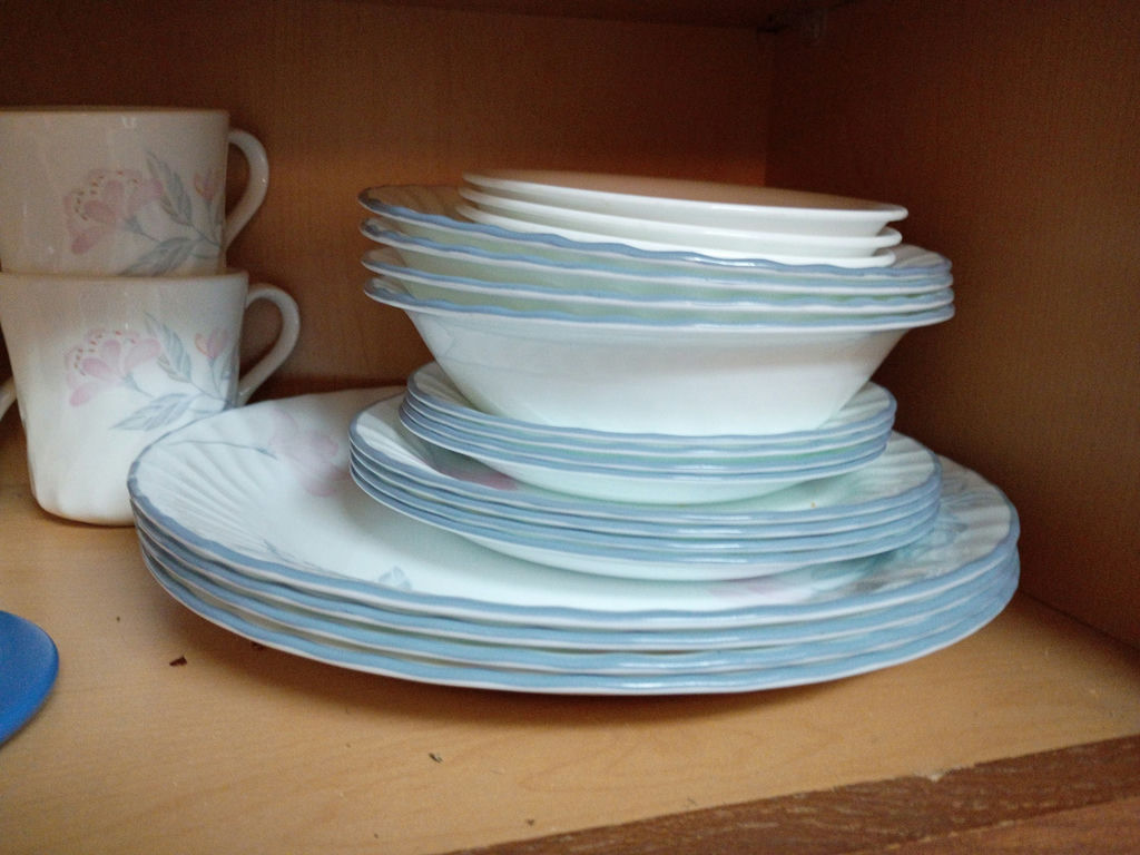 Assorted Kitchen Dishware and Glassware Set - image 10 of 11