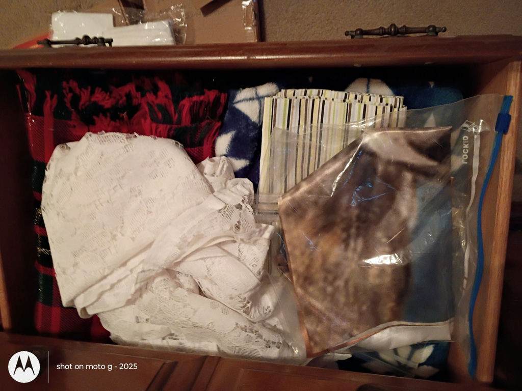  Linens and Miscellaneous Household Items - image 5 of 5