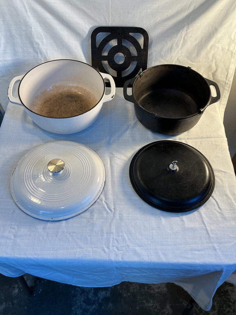 Cast iron Dutch ovens with lids - image 1 of 4
