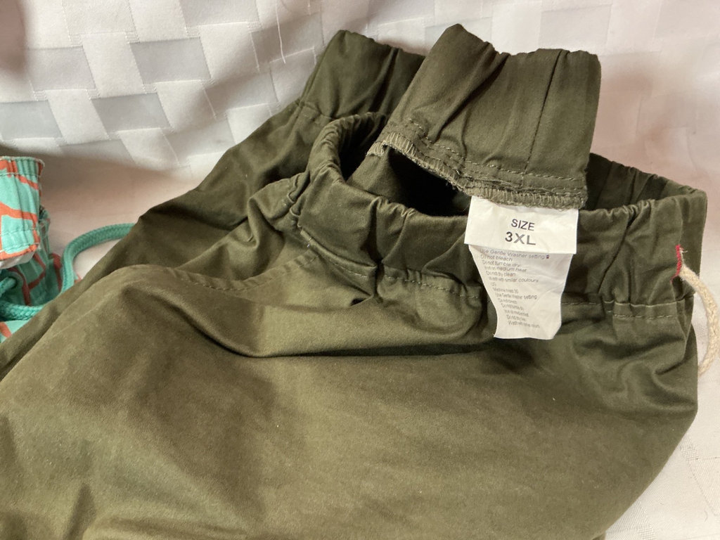 Men’s Beachware - image 2 of 6