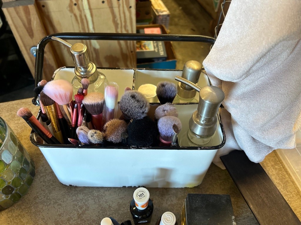 Toiletries And Beauty - image 11 of 14