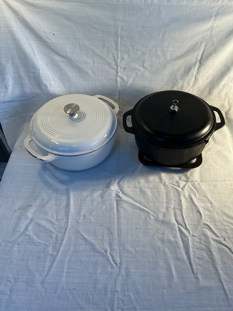 Cast iron Dutch ovens with lids - image 2 of 4