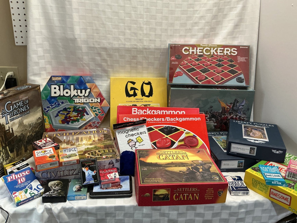 Board games, card games, and puzzles collection - image 1 of 6