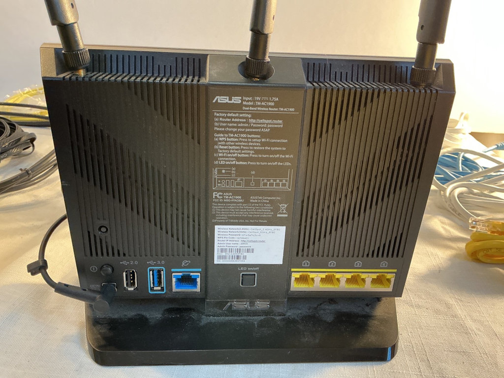 Wi-Fi Router and Cables - image 3 of 4