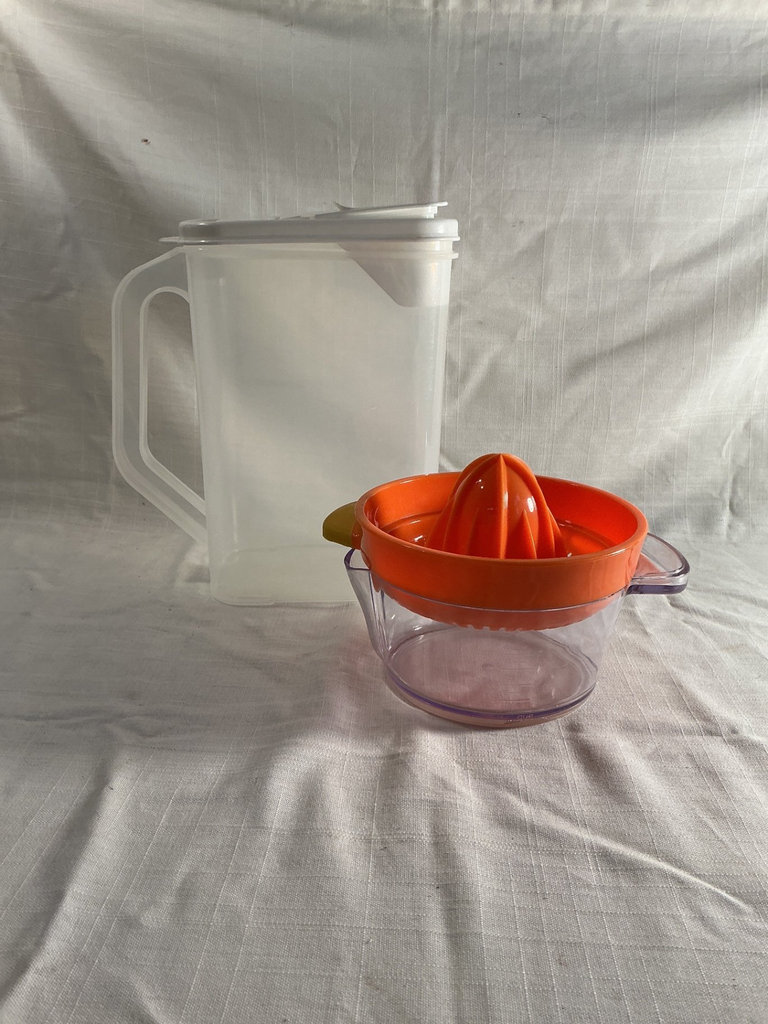 Assorted glass storage jars and juicing set - image 4 of 4