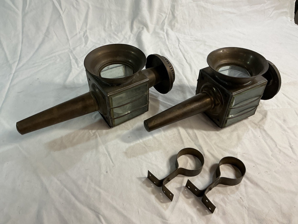 Pair of vintage brass carriage lamps and ornate black metal lanterns - image 5 of 5