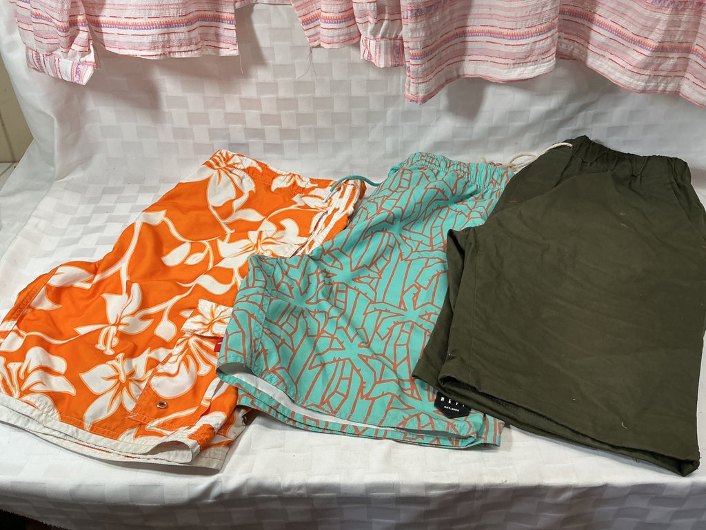 Men’s Beachware - image 4 of 6