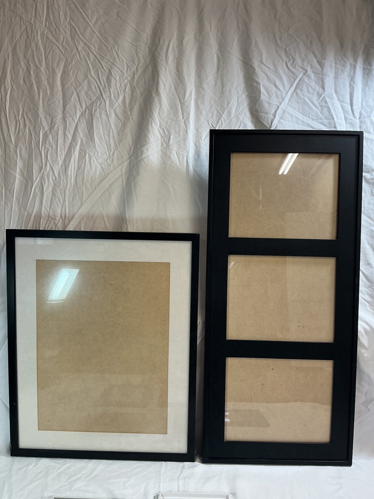 Assorted picture frames and display pieces - image 2 of 3