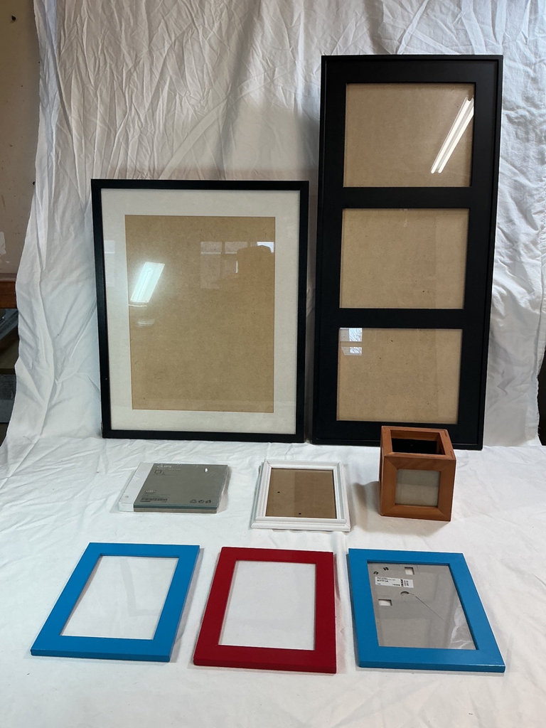 Assorted picture frames and display pieces - image 1 of 3
