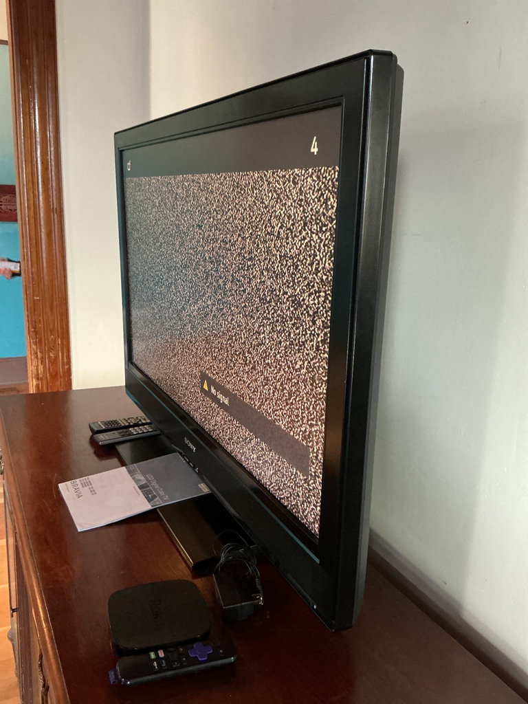 Sony Bravia 40-inch LCD TV with accessories - image 3 of 4