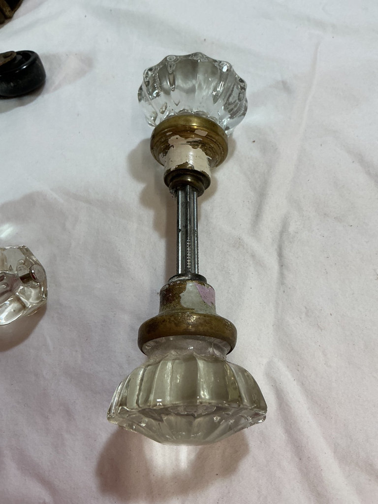 Assorted vintage hardware and decorative fittings - image 4 of 6