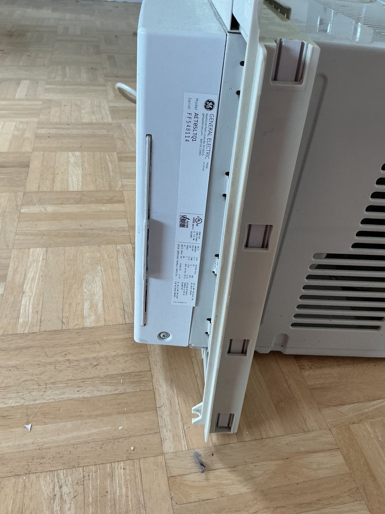 Window air conditioner unit by G&E. - image 2 of 3