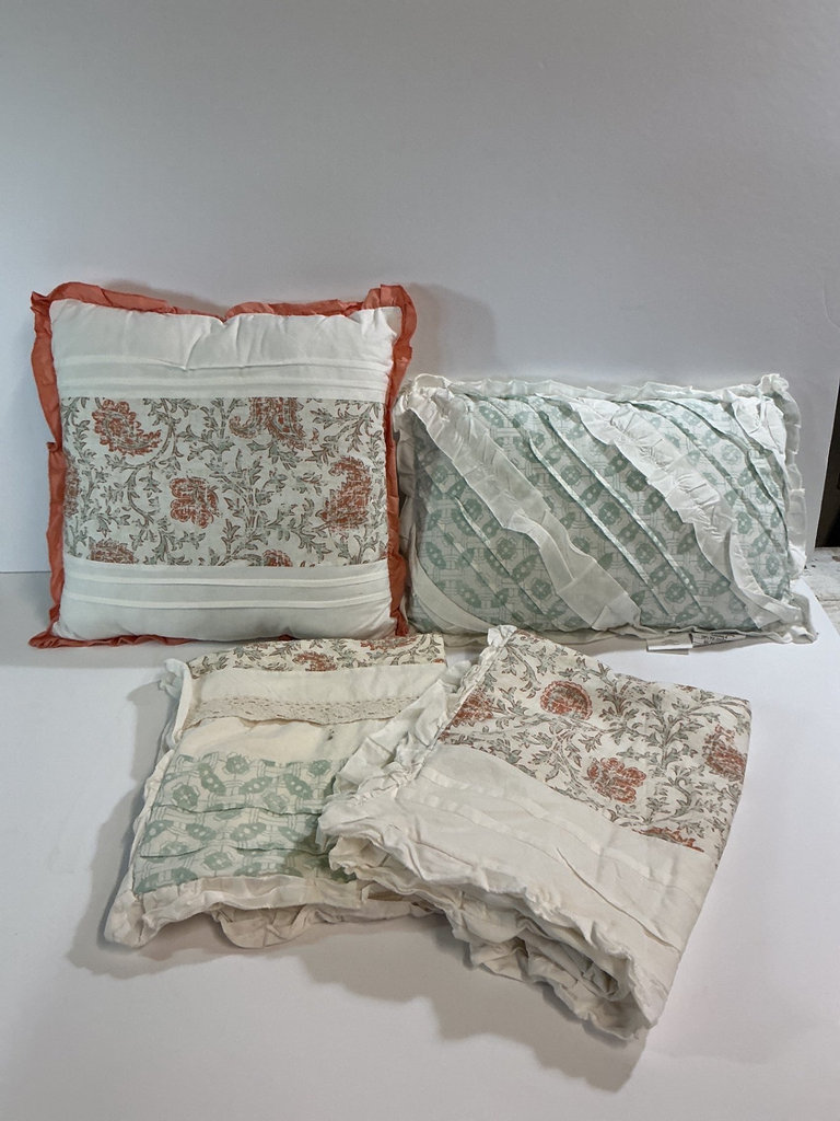 Bedding set with floral patterns and lace trim. - image 5 of 5