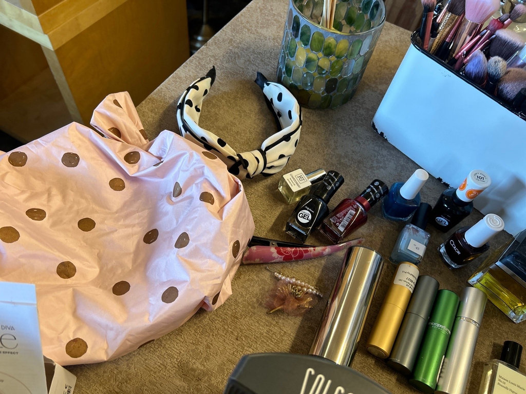 Toiletries And Beauty - image 4 of 14
