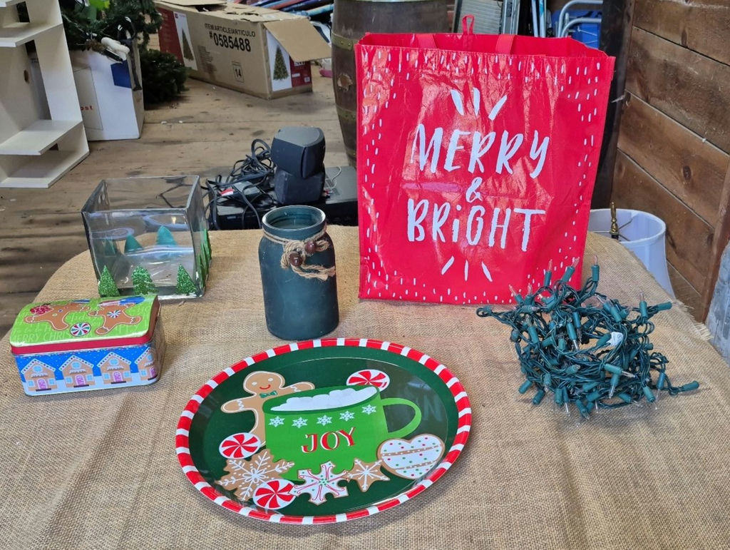 Assorted Holiday Decor Items - image 3 of 6