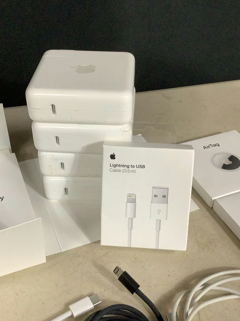Apple AirTags & Apple Charging Accessories - image 3 of 10
