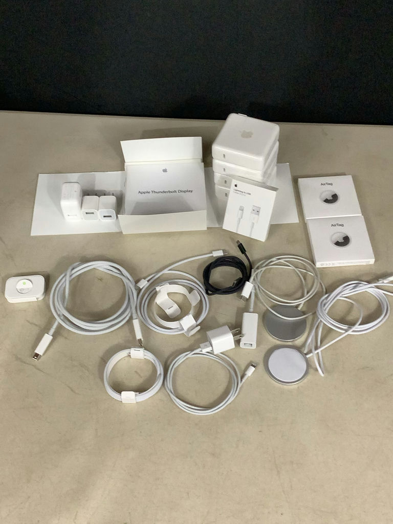 Apple AirTags & Apple Charging Accessories - image 2 of 10