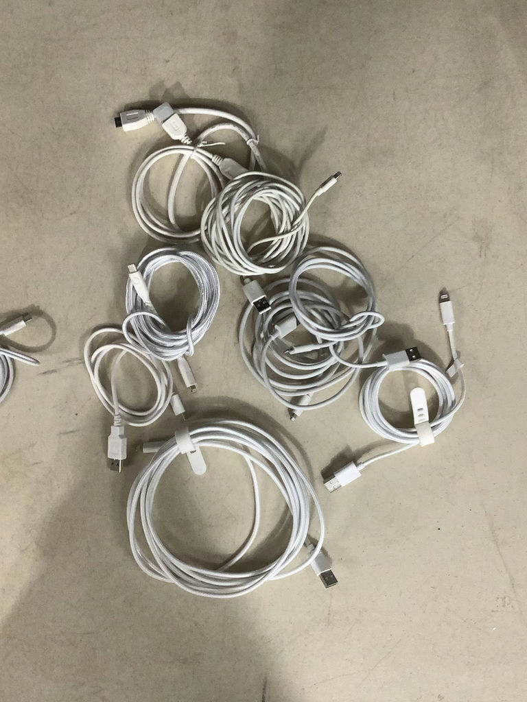 Apple AirTags & Apple Charging Accessories - image 9 of 10
