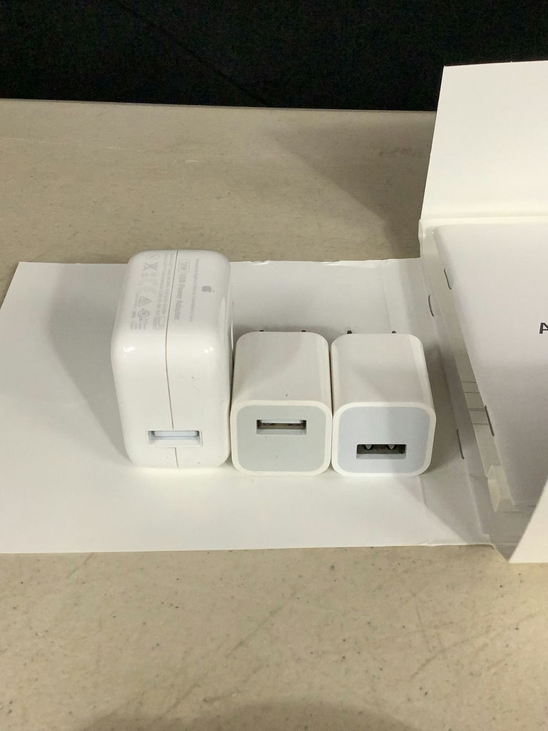 Apple AirTags & Apple Charging Accessories - image 4 of 10