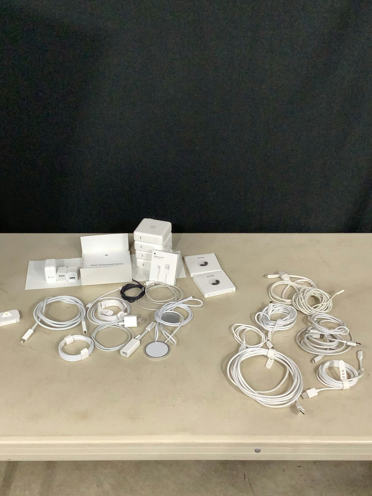 Apple AirTags & Apple Charging Accessories - image 10 of 10