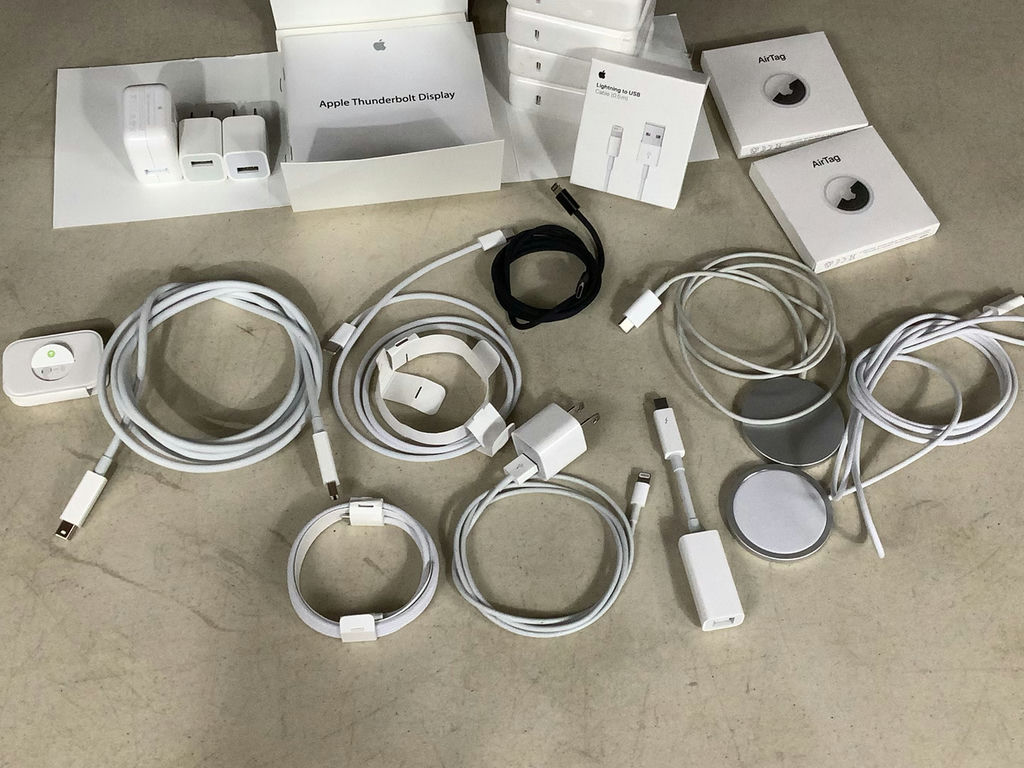 Apple AirTags & Apple Charging Accessories - image 5 of 10