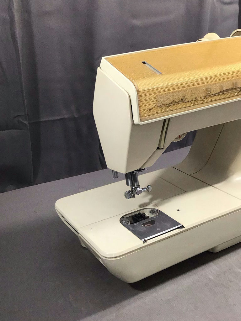 Singer Futura II Sewing Machine - image 5 of 11