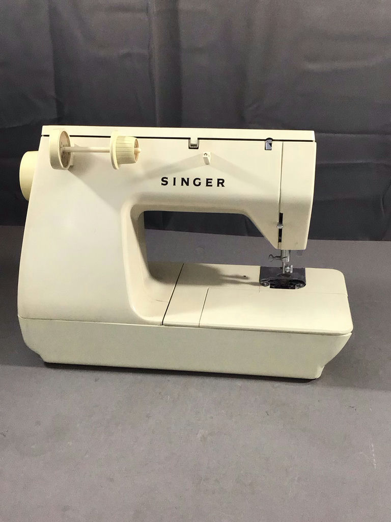 Singer Futura II Sewing Machine - image 7 of 11