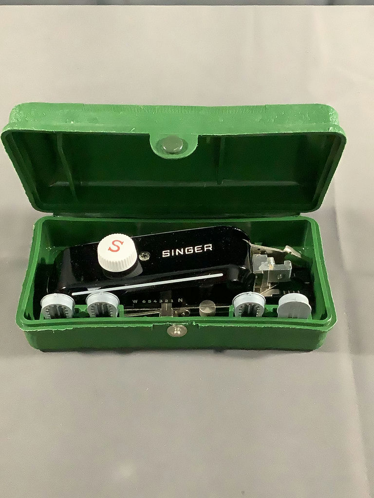 Vintage Singer & More Sewing Tools - image 8 of 13