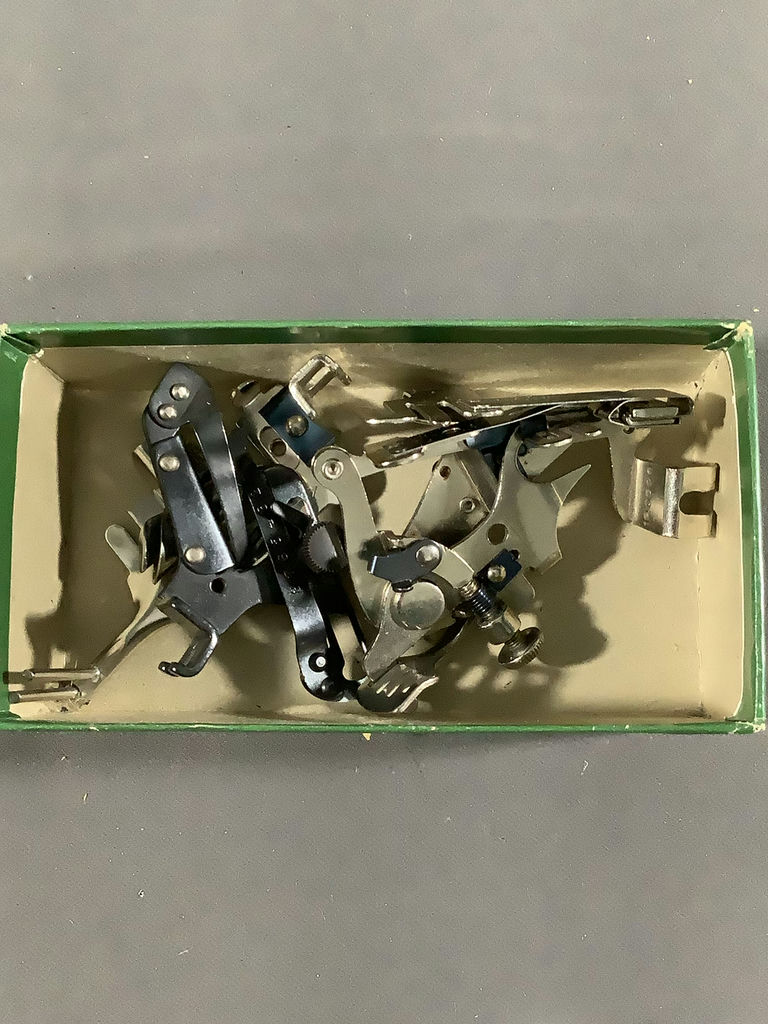 Vintage Singer & More Sewing Tools - image 10 of 13
