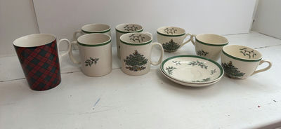 Christmas-themed ceramic mugs and plates including Spode - Image 1 of 11