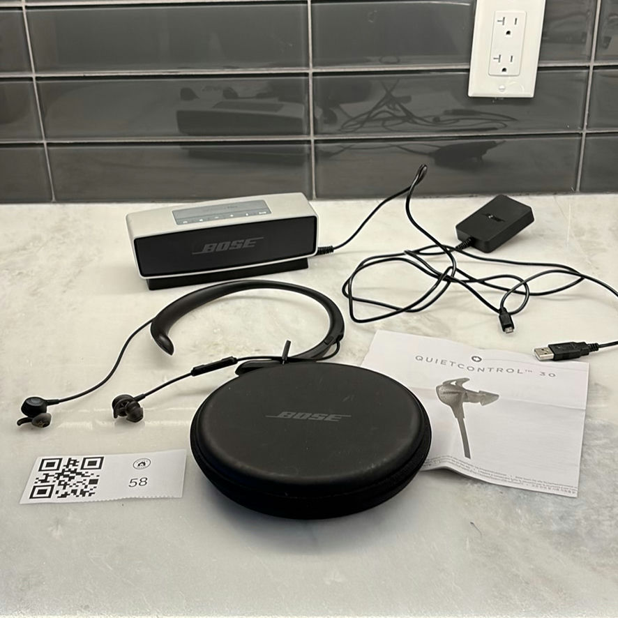 Bose SoundLink Mini Speaker and QuietControl 30 Earbuds Accessories - image 1 of 10