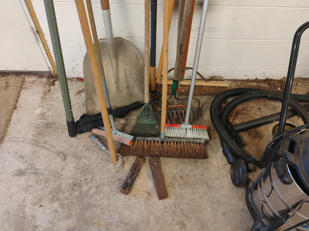 HART 8 Gallon Wet/Dry Vacuum and Assorted Yard Tools - image 7 of 7