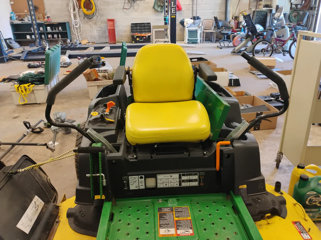 John Deere Z535M Zero Turn Lawn Mower  - image 9 of 22