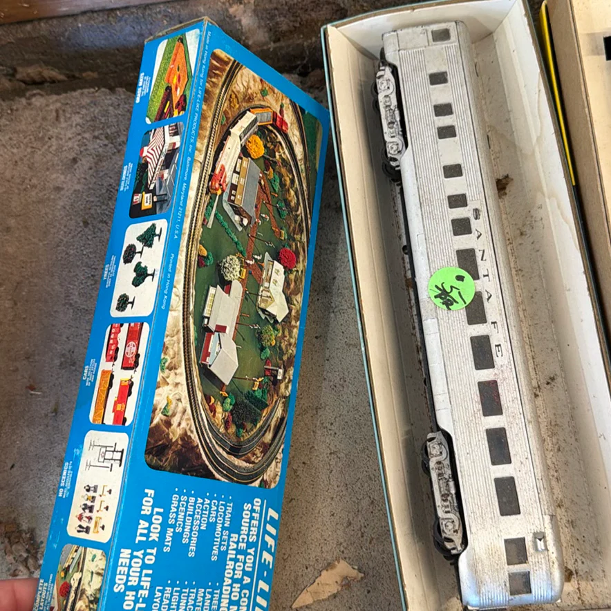 HO Scale Model Train Cars and Accessories - image 11 of 11