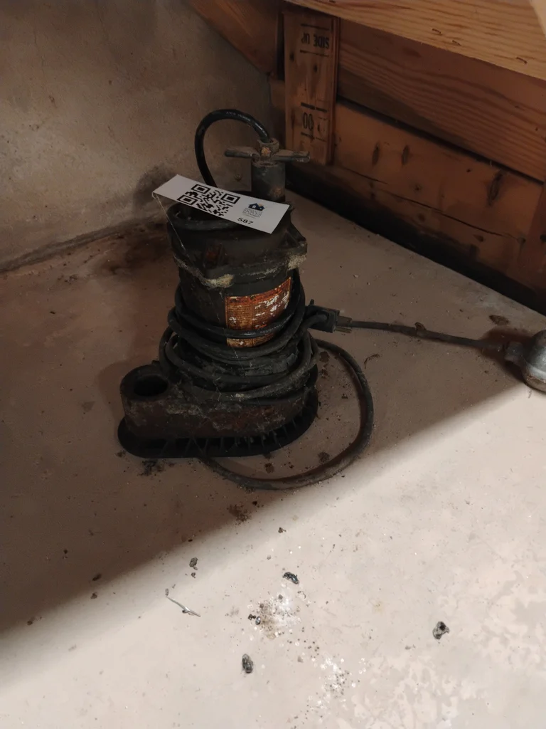 Submersible Utility Pump With Float Switch - image 1 of 4