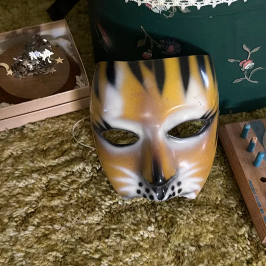 Decorative and Costume Accessories Lot - image 3 of 10