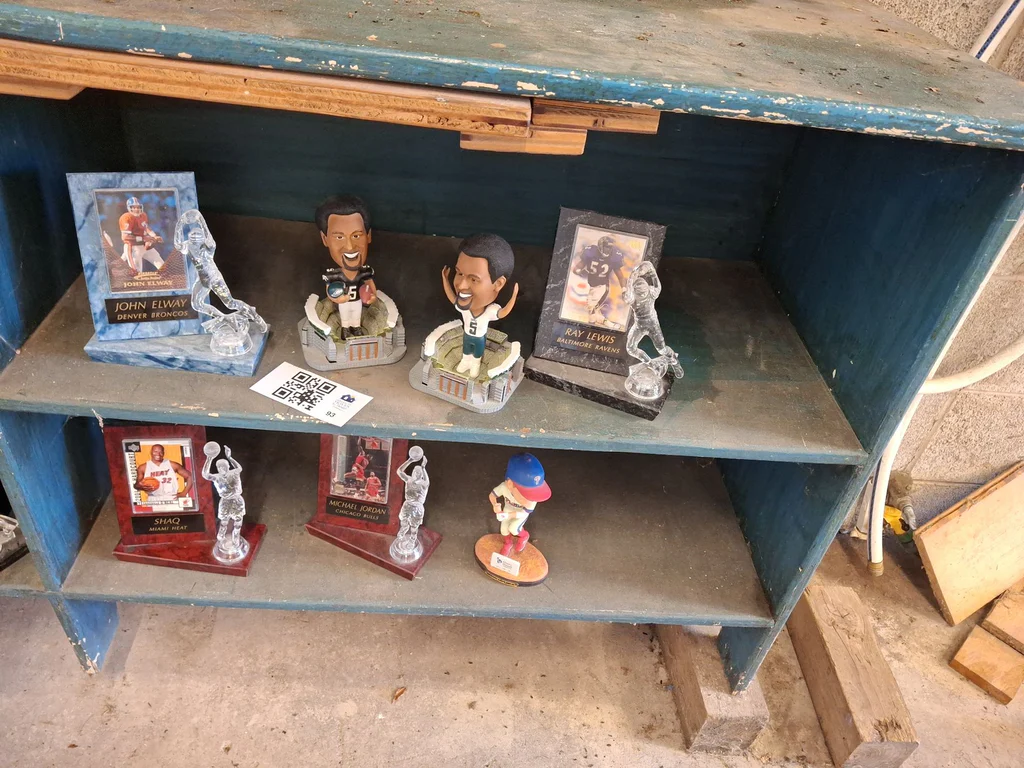 Sports Player Plaques and Bobblehead Figurines - image 1 of 7