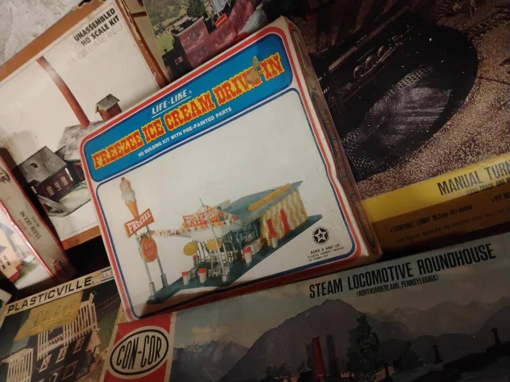 Model Railroad Building Kits and Track Pieces - image 12 of 12