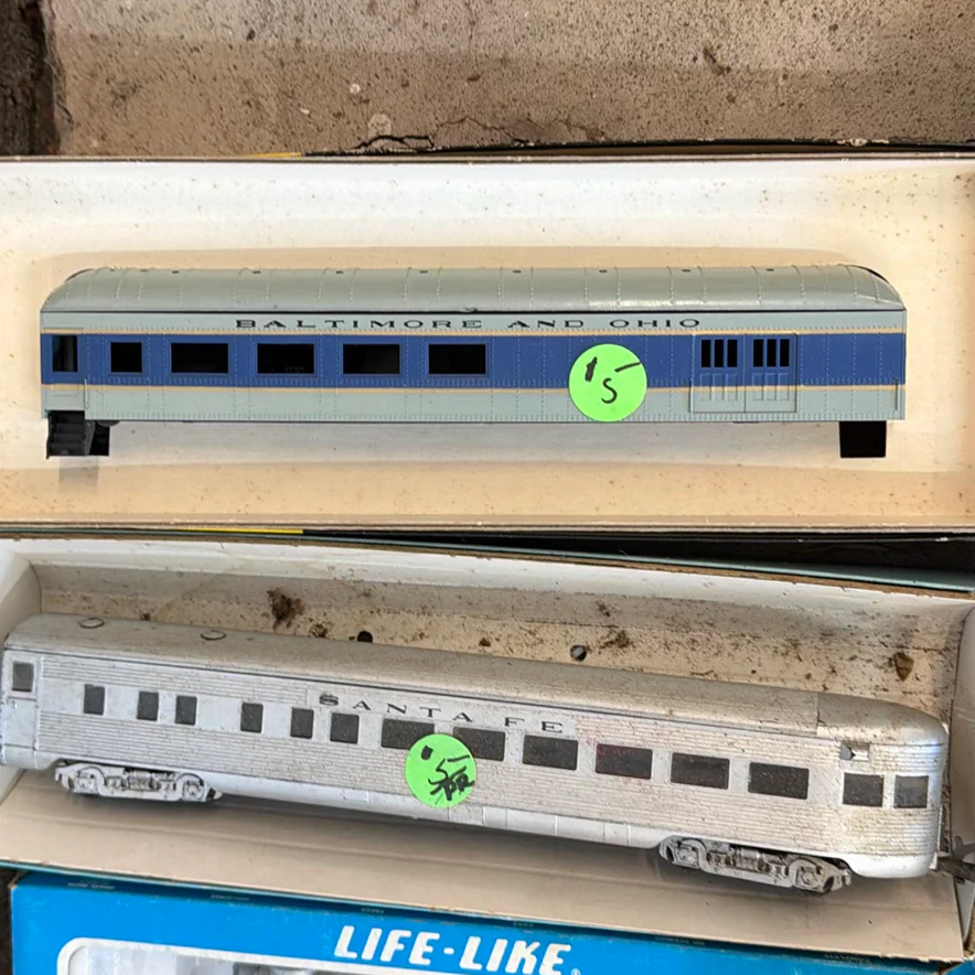 HO Scale Model Train Cars and Accessories