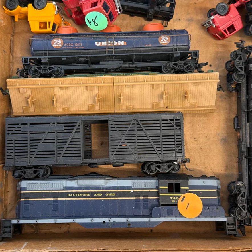 HO Scale Model Train Cars and Locomotives - image 7 of 12