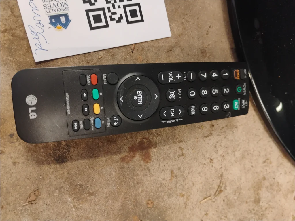 LG LCD Television with Remote - image 3 of 8