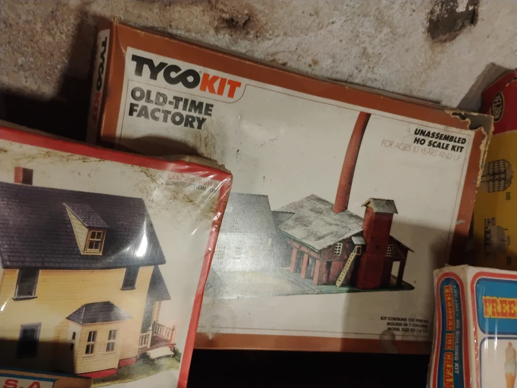 Model Railroad Building Kits and Track Pieces - image 8 of 12