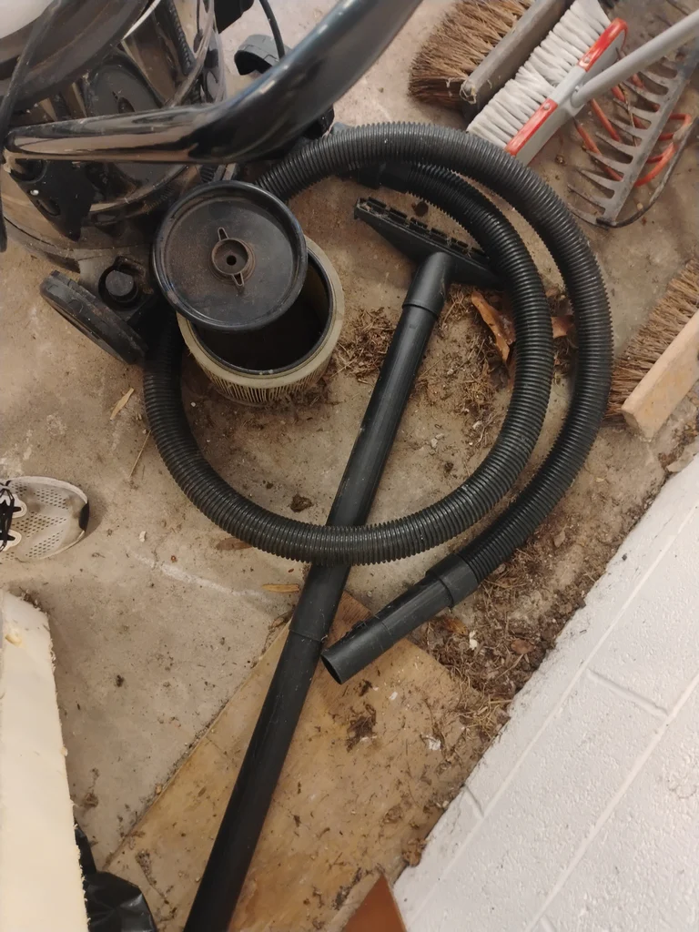HART 8 Gallon Wet/Dry Vacuum and Assorted Yard Tools - image 5 of 7