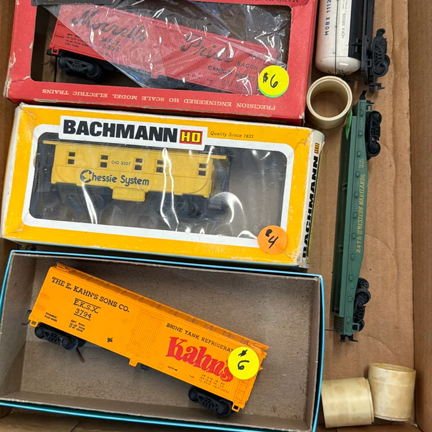 HO Scale Model Train Cars and Locomotives - image 4 of 12
