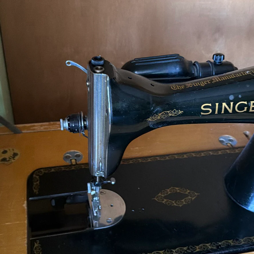Singer Sewing Machine in Wooden Cabinet - image 4 of 13
