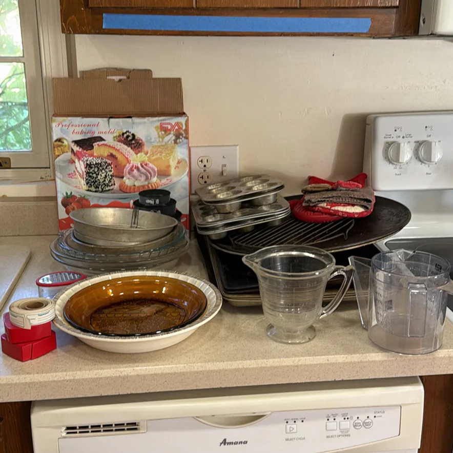 Bakeware, Measuring Cups, and Kitchenware - image 1 of 8