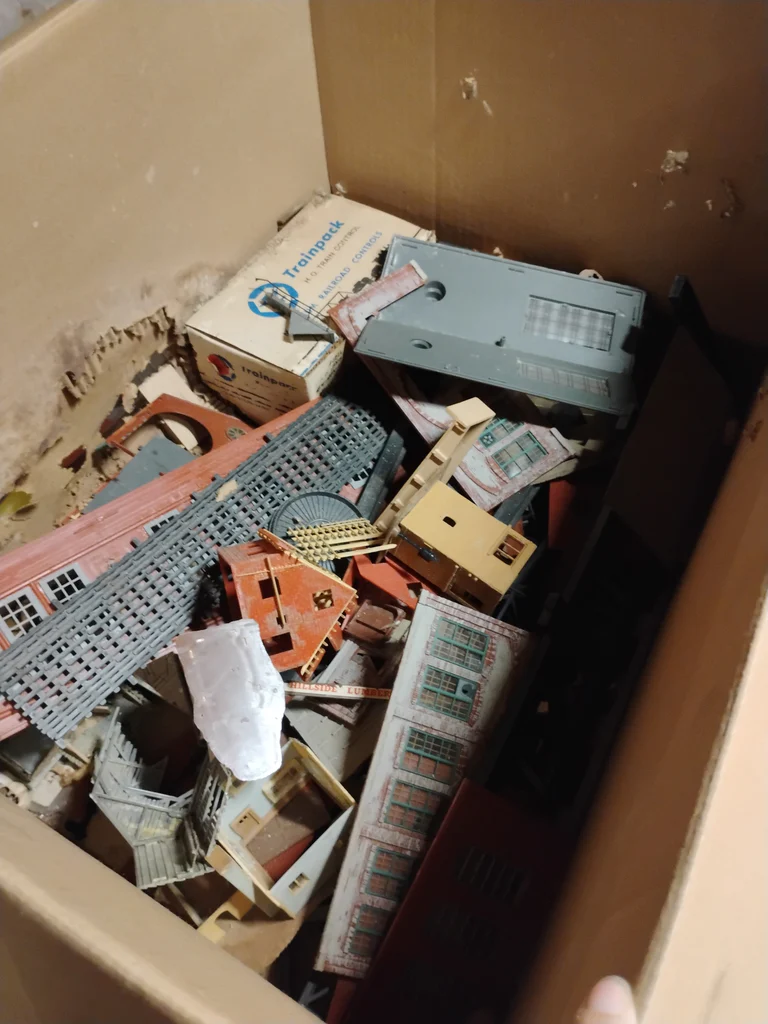 Model Train Buildings, Track Sections, and Accessories - image 7 of 9