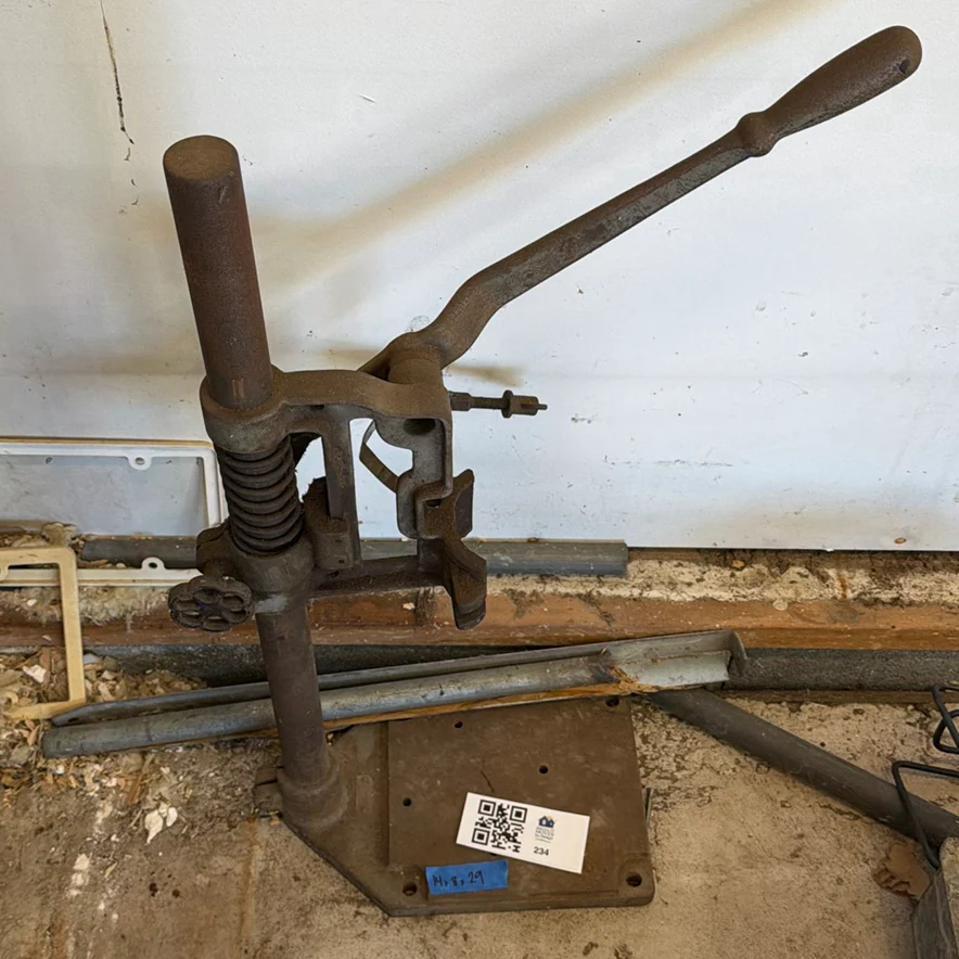 Cast Iron Manual Reloader - image 1 of 3