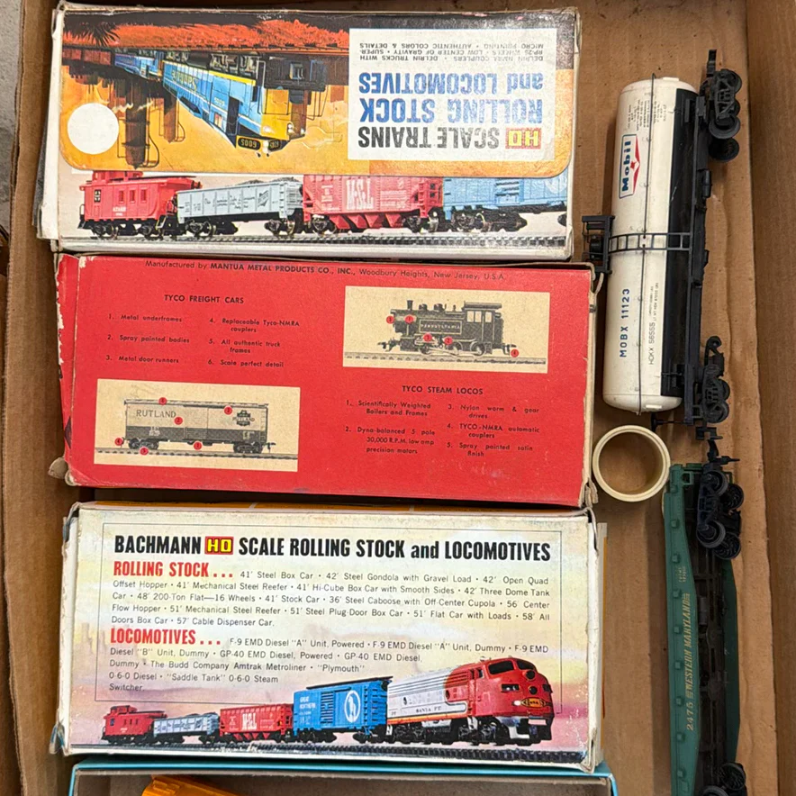 HO Scale Model Train Cars and Locomotives - image 6 of 12