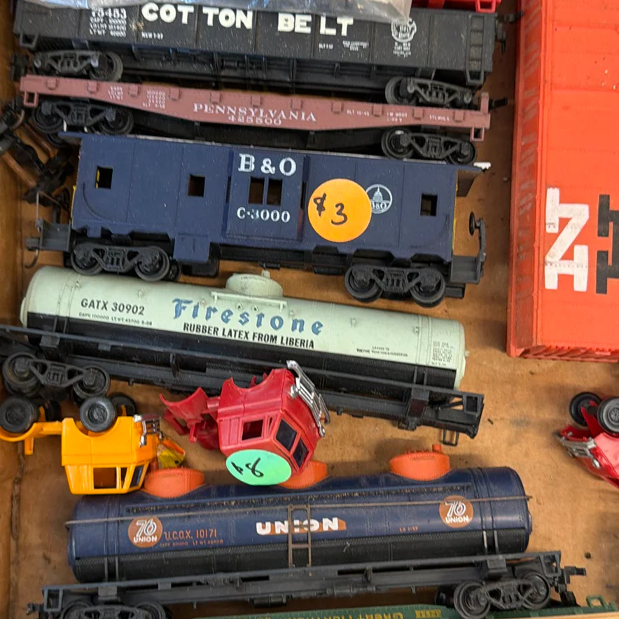 HO Scale Model Train Cars and Locomotives - image 9 of 12